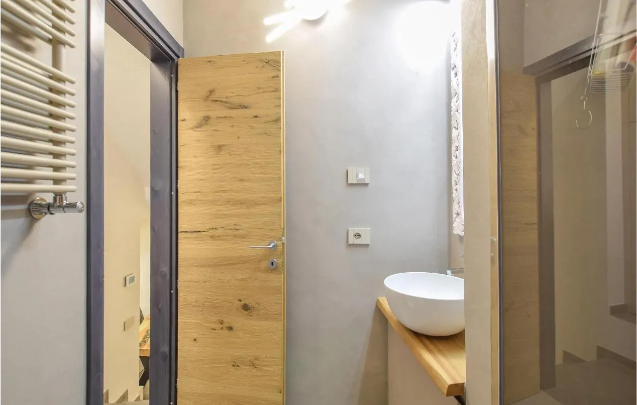 1 Bedroom Lovely Apartment In Ponte Di Legno Italy